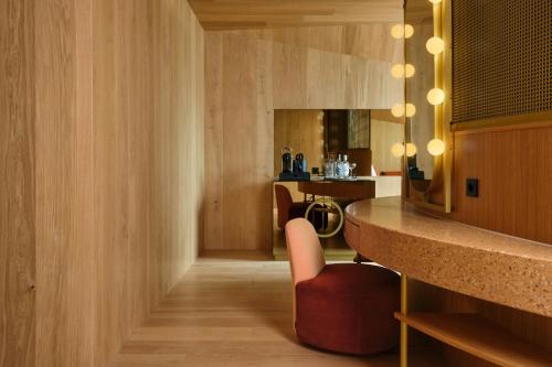 Cozy Studio Suite King with City View image 1