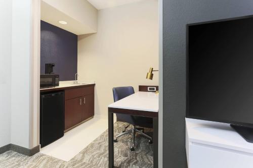 King Suite with Sofa Bed image 8