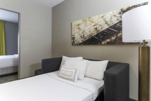 Double Suite with Sofa Bed image 7