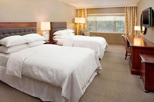 Club Level Guest Room with Two Double Beds