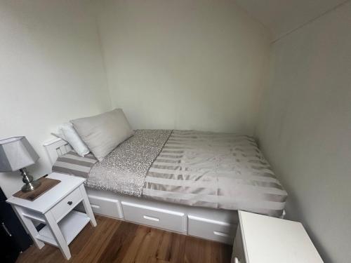 2 twin beds