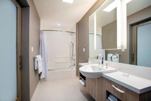 SpringHill Suites by Marriott Miami Doral - image 2