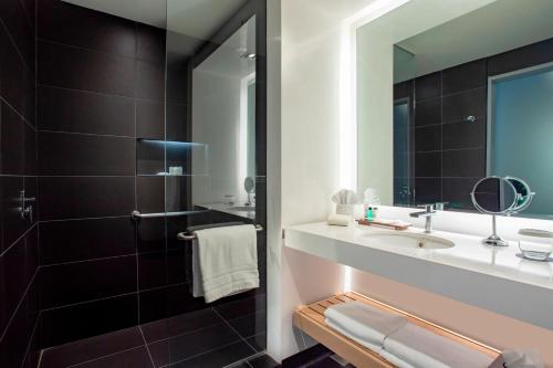 King Room with Mountain View image 3