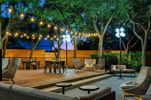 Удобства, Sheraton Suites Market Center Dallas in Стеммонс-Корридор
