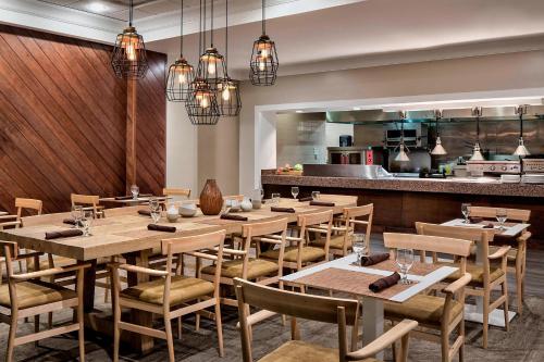 Kitchen, Sheraton Suites Market Center Dallas in Dallas (TX)