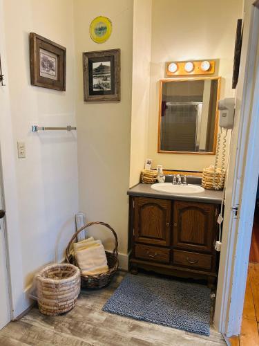 ห้องน้ำ, Moore's Old Pine Inn in มอนโร