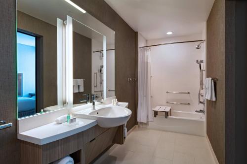 Suite, 1 King, Trundle bed image 7