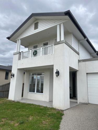 . Luxarious room stay- 25 min to Melbourne Airport and next to Hume Freeway