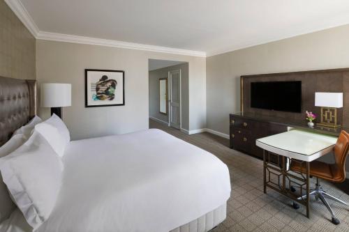 Deluxe King, Deluxe Guest room, 1 King, City Hall view, City view