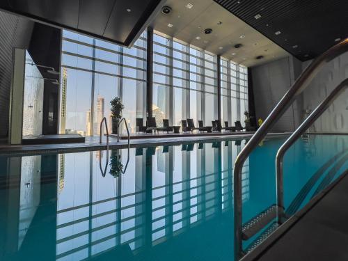 Stunning Burj Khalifa & Downtown Views - Elegant 1BR in The Iconic Index Tower, Dubaï (photo 8)