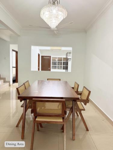Spacious 5 Bedroom Double Storey House - image 11