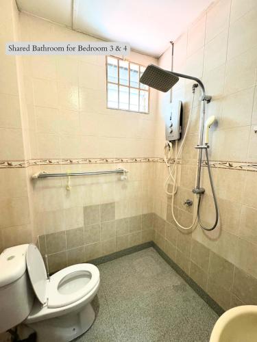 Spacious 5 Bedroom Double Storey House - image 4