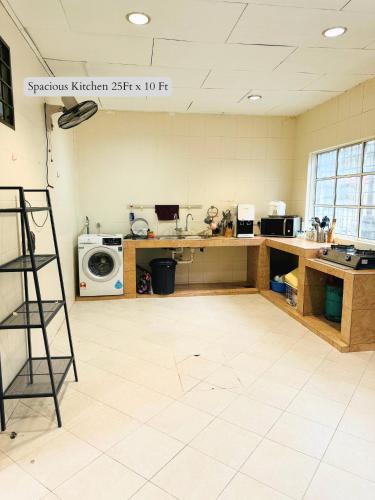 Spacious 5 Bedroom Double Storey House - image 13