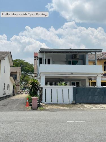 Spacious 5 Bedroom Double Storey House - image 4