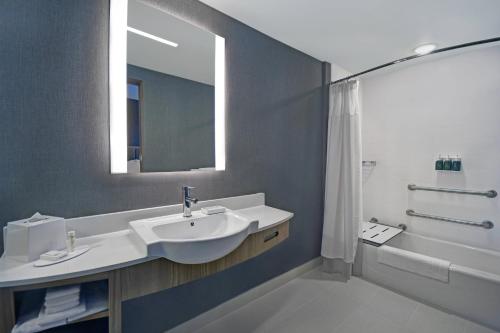 SpringHill Suites by Marriott St. Paul Arden Hills - image 6