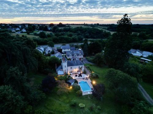 Exterior view, Magnifique maison de maitre saumuroise in Le Bois Brard