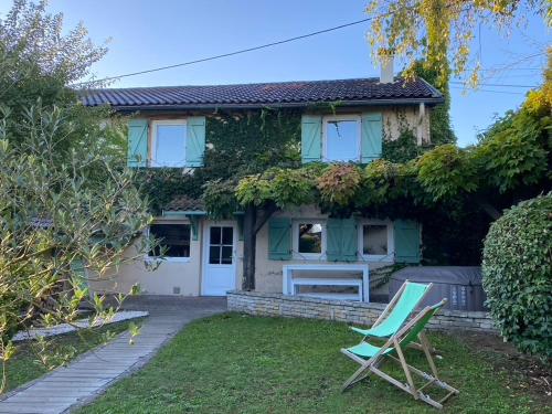 . La Petite Maison, jardin et jacuzzi, proche de Lyon
