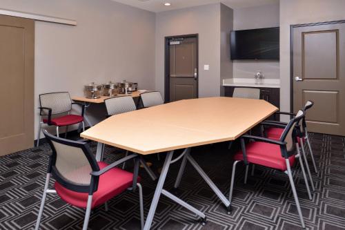 TownePlace Suites by Marriott Laplace - image 11