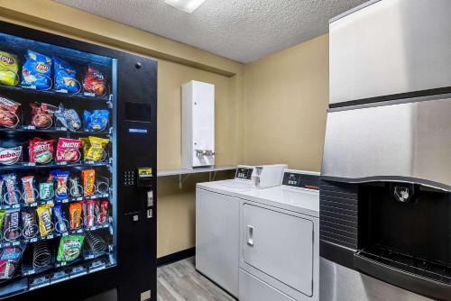 Super 8 by Wyndham Amsterdam - image 3