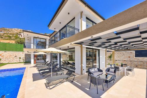 Three-Bedroom Villa image 10