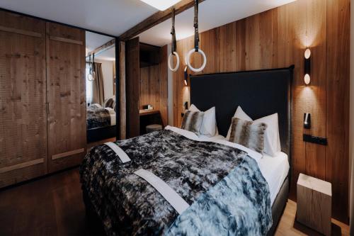1 queen bed, 1 bunk bed