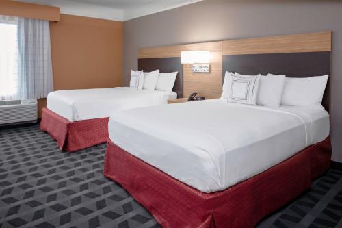 2 queen beds