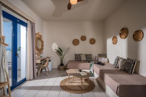 Family Room with Garden View image 4