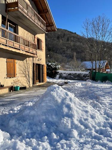 Appartement situe en rez de jardin avec piscine privee en ete in Seez