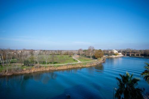 Surrounding environment, L'Horizon Suspendu, proche chateau, commerces near Aux bons petits plats