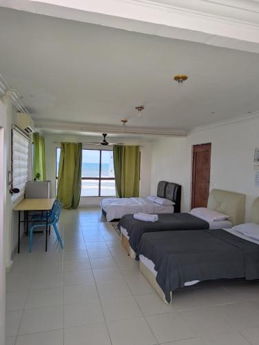 1 double bed, 2 twin beds