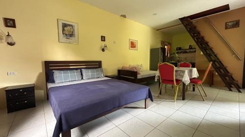 Haus am Strand auf Sibuyan Island nahe Cresta de Gallo - Marevic's Guesthouse 1 ohne Klimaanlage in Marigondon