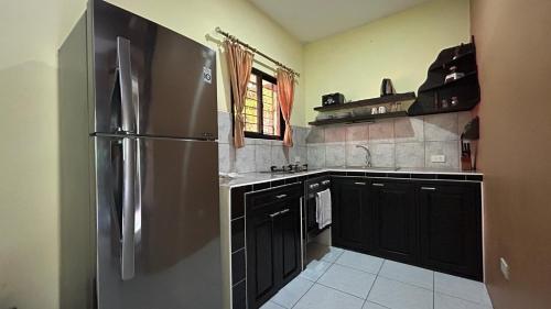 Kitchen, Haus am Strand auf Sibuyan Island nahe Cresta de Gallo - Marevic's Guesthouse 1 ohne Klimaanlage in Marigondon