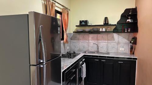 Kitchen, Haus am Strand auf Sibuyan Island nahe Cresta de Gallo - Marevic's Guesthouse 1 ohne Klimaanlage in Marigondon