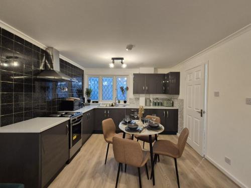 Wolverhampton - 4 bed, 2 bath, Parking & Wifi, Wolverhampton (photo 8)
