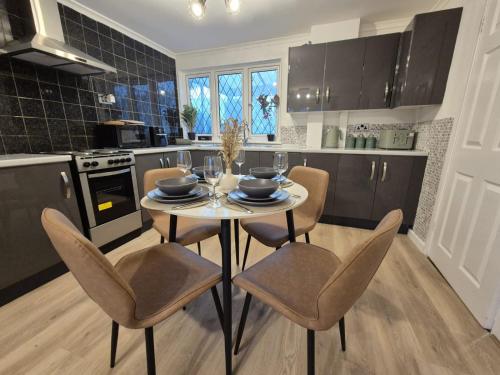 Wolverhampton - 4 bed, 2 bath, Parking & Wifi, Wolverhampton (photo 9)