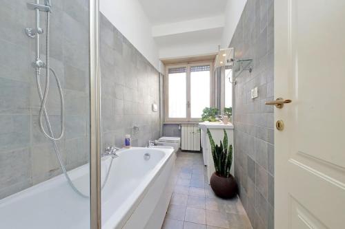 Modern Apartment near Metro Malatesta with Balcony & Wi-Fi, Roma (foto 2)