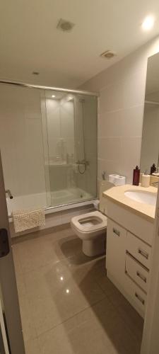 Fürdőszoba, Excelente apartamento a una cuadra de la playa brava in Aidy Grill