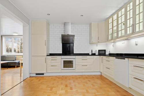 Stor leilighet med plass til 6 personer og gratis parkering in 通斯堡市中心