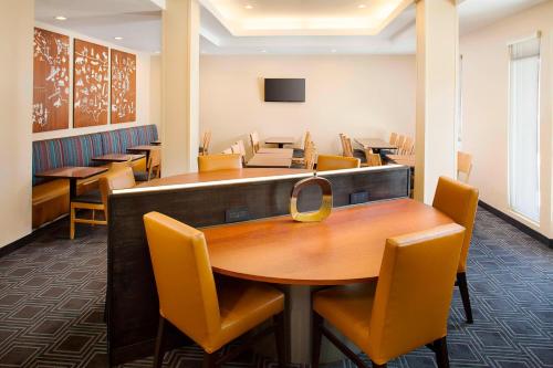 Food and beverages, TownePlace Suites by Marriott Phoenix Goodyear in Goodyear