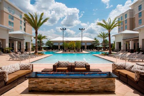 Swimming pool, TownePlace Suites by Marriott Orlando at FLAMINGO CROSSINGS® Town Center/Western Entrance near Be Our Guest