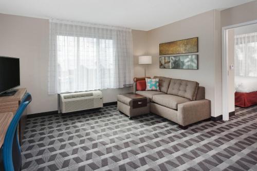 One-Bedroom Queen Suite
