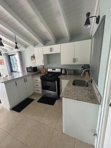 주방, Modern vacation home near beach in 팰머스