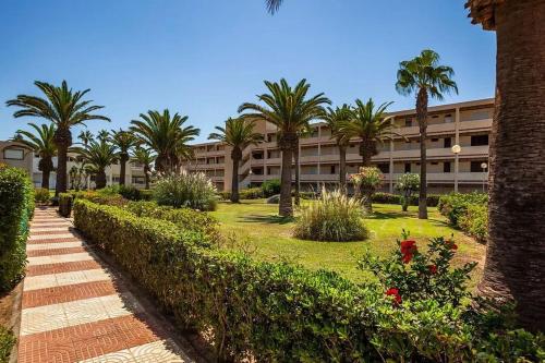 Sun and relax at the Tropicana beach