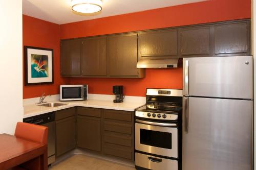 Residence Inn by Marriott Phoenix Airport - image 10
