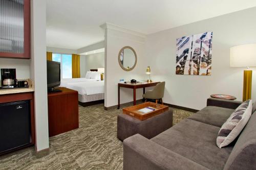 2 queen beds, 1 sofa bed