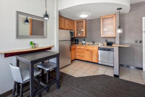 King Studio with Sofa Bed and Adapted Tub - Mobility Accessible
