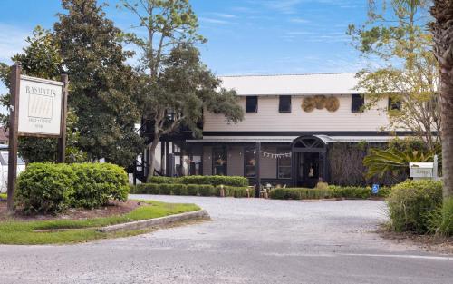 Three-Bedroom House image 1