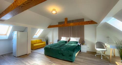 1 queen bed, 1 sofa bed