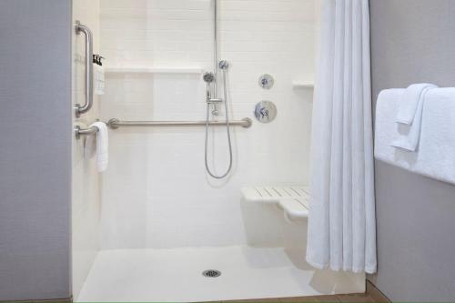 King Room with Roll-in Shower - Mobility and Hearing Accessible