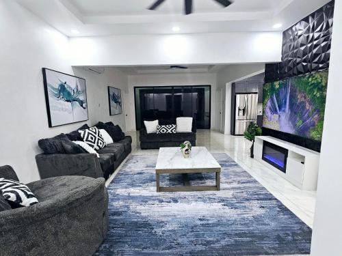 sala de TV, Blanco Oasis in Plantation Village